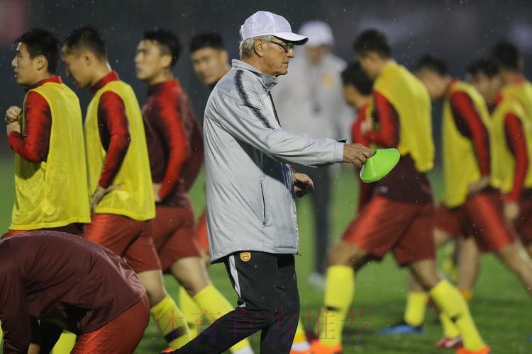 国足冒雨备战 里皮满意球队训练表现 国足冒雨备战 里皮满意球队训练表现
